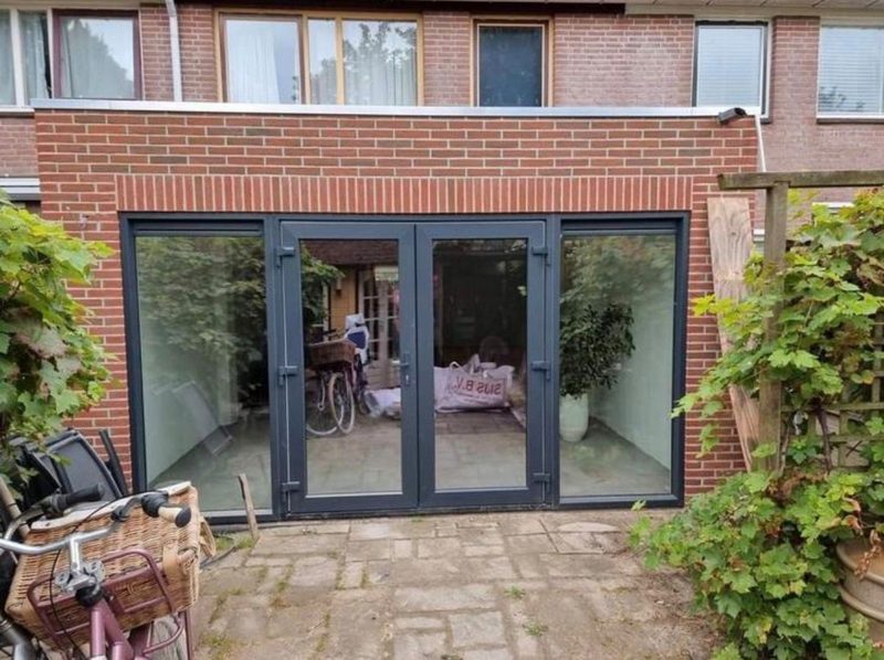 Aanbouw met grote glazen pui