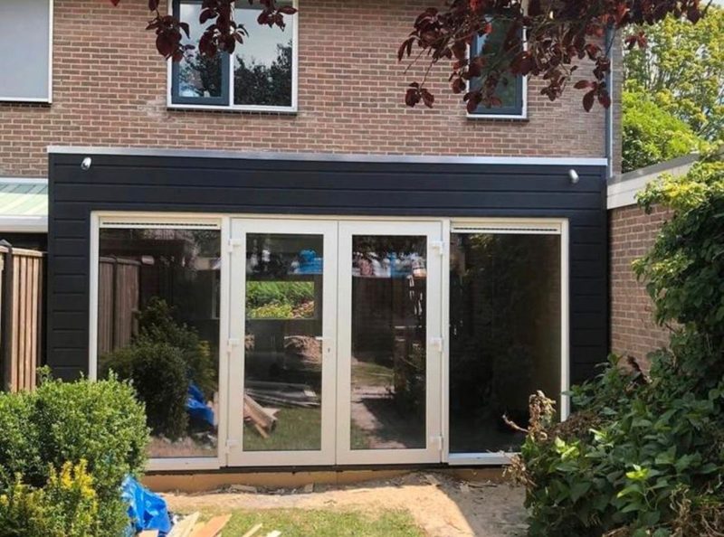 Aanbouw met donkere gevelbekleding