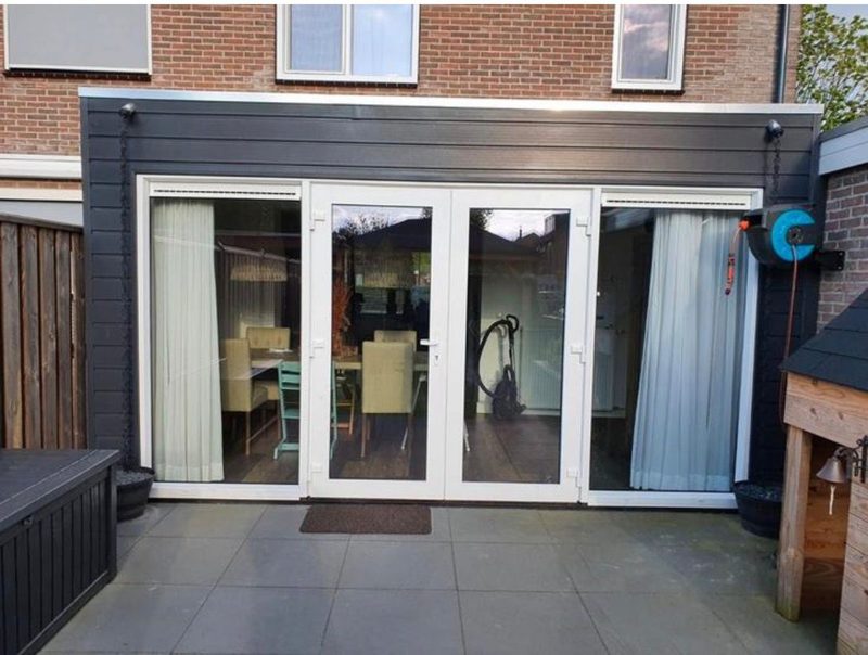 Aanbouw met openslaande deuren