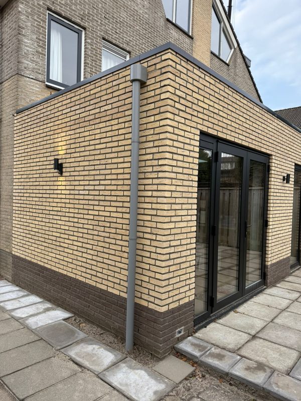 Gemetselde uitbouw