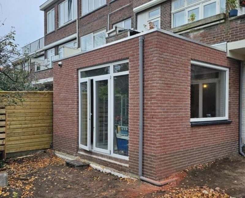 Uitbouw in rode baksteen