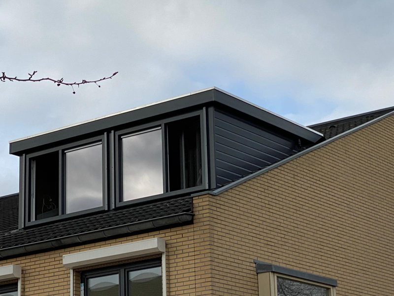 Moderne dakkapel met donkere kozijnen