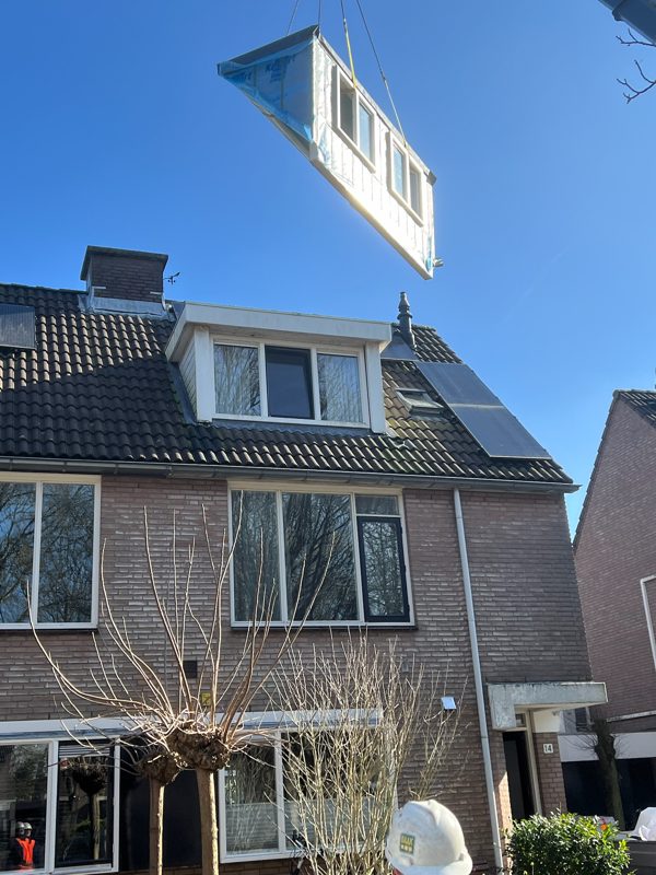 Dakkapel wordt met een kraan geplaatst