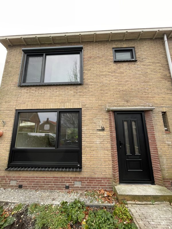 Woning met nieuwe kunststof kozijnen en voordeur