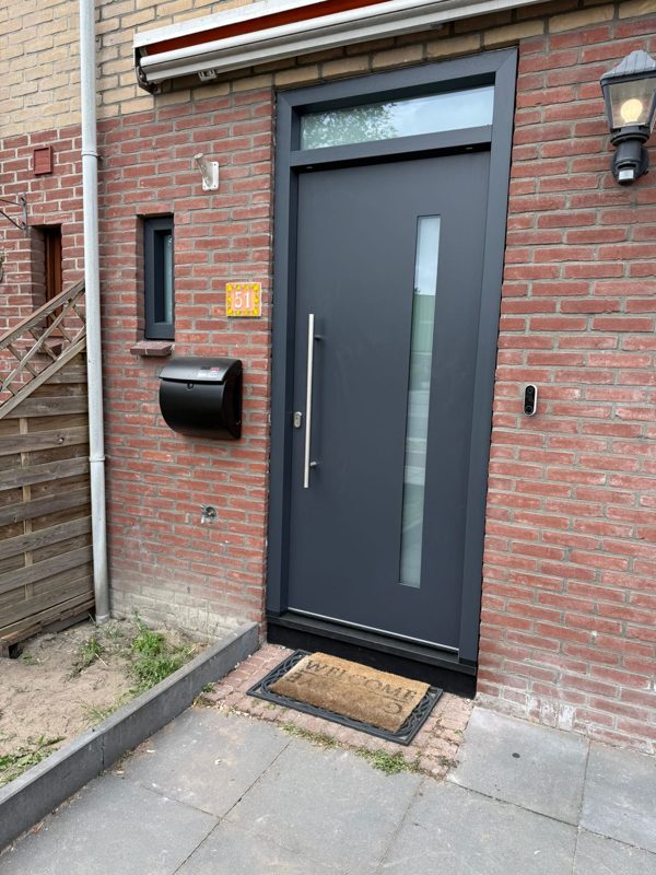 Nieuwe voordeur met zijlicht